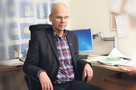 Per-Mats Öberg i en andningsövning – på sitt kontor på trafikverket i Luleå.