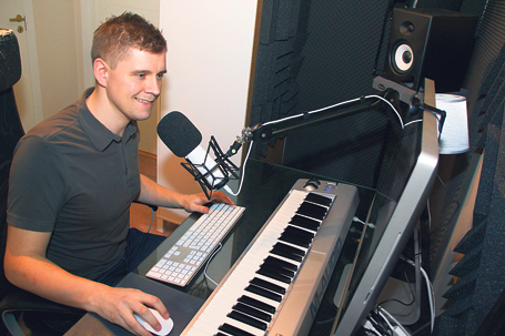 Jezper Söderlund, musikproducent och självutnämnd tekniknörd, under inspelningen av podcasten Slashat.