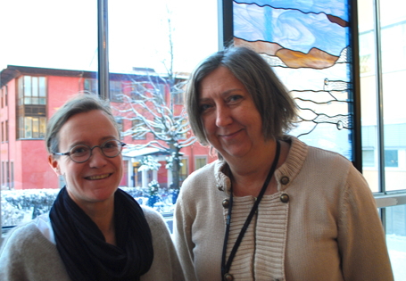 Mikaela Bachmann och Ann-Sofi Brandt är engagerade i konstföreningen på Livsmedelsverket i Uppsala. Bakom dem syns Torbjörn Bergerus glaskonst, som konstföreningen tryckte på för att få dit.