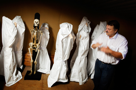1 200 kranier, 800 underkäkar och 23 monterade skelett finns i Lunds universitets historiska museum. Museichefen Per Karsten menar att samlingarna hjälper oss att minnas de fattiga människornas historia.