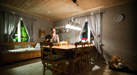 Klockan är strax före fem på morgonen när Nils-Owe Nilsson äter frukost vid sitt köksbord i Mjönäs. I bästa fall är han tillbaka om 13 timmar.