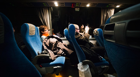 Jolanta Nowicka försöker sova på bussen till Karlstad. Nils-Owe Nilsson lyssnar hellre på radio i sin mobiltelefon. Det kan han göra nästan hela resan, utom de sträckor längs Klarälven där mobilnätet har för dålig täckning.