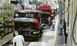 Utvecklingen för Scania och andra  exportindustriföretag ska ange utrymmet för löneökningar på den svenska arbets­marknaden, är det tänkt. Men det ökande antalet centrala avtal som inte anger några siffror för löne­ökningar är ett hot mot den modellen. Fo