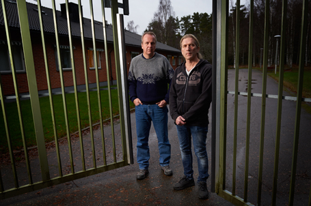 »Jag ska inte behöva acceptera en massa skit på jobbet«, säger behandlingsassistent Johan Evertsson (till höger). Han och kollegan Jari Holm blev attackerade av en berusad klient som beväpnat sig med en spruta. 