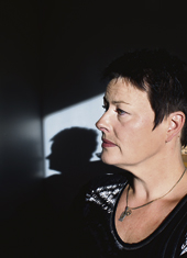 Enligt ett politiskt beslut ska antalet poliser vara konstant. »Man kan lätt räkna ut att det är vi civilanställda som drabbas när man ska spara«, säger STs Christina Staffansdotter.