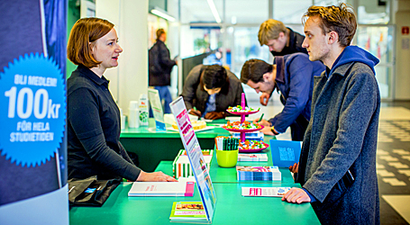 En av STs studentinformatörer, Ellen Forsberg, berättar för Adrian Kellner på Stockholms universitet vad ett medlemskap i ST innebär.