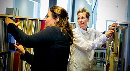 Att sortera in trycksaker i rätt kategori hör till jobbet för både Anneli Granholm och Pia Carlsson. Sammanlagt finns det 11 hyllkilometer vardagstryck och 70 hyllkilometer boksamlingar på Kungliga biblioteket.  