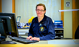 Yvonne Johansson på polisens passexpedition i Täby tycker att arbetsmiljön blivit mycket bättre sedan tidsbokning infördes. 
