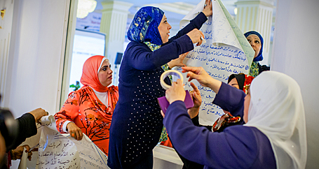 Deltagarna på konferensen om kvinnligt fackligt ledarskap tejpar upp redovisningarna av ett grupparbete. ST gav ekonomiskt stöd till konferensen i Tunisien i början av maj. 