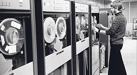 Datorn gör numera det mesta arbetet med inkomstdeklarationerna, rapporterar Statstjänstemannen 1972. Magnetband har avlöst hålkortsstansningen på lokala skattemyndigheten i Stockholm. Foto: Björn Myrman. 