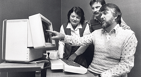 Studiemedelsnämnden i Umeå fick IT-verktyg 1978. Samtidigt ändrades organisationen, så att handläggare och kontorister fick samma arbetsuppgifter. Ingegerd Sellberg, Ulf Ståhl och Bert-Ola Lundström berättade att de tyckte att arbetsplatsen blivit mer dem