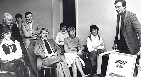 ST-medlemmar på datakonferens i Skövde 1983 tittar på den nya persondatorn ABC 800. Förbundets Skaraborgsdistrikt räknade med 25 studiecirklar om datorer under året. Foto: Hans Clausen. 