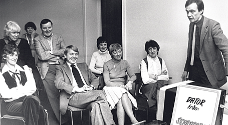 ST-medlemmar på datakonferens i Skövde 1983 tittar på den nya persondatorn ABC 800. Förbundets Skaraborgsdistrikt räknade med 25 studiecirklar om datorer under året. Foto: Hans Clausen.