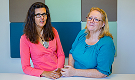 Anna Nydegger och Ann-Christin Sundberg har båda hörselproblem och jobbar på Post- och telestyrelsen. Anna har en hörselslinga runt halsen. 