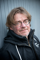 Åke Jansson visade smutsiga asylboenden för journalister och kände sig därefter utfryst av cheferna. Konflikten löstes genom att Migrationsverket köpte ut honom.