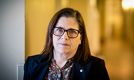 Anita Engvoll, STs ordförande på Regeringskansliet, tycker det är viktigt att fler vågar lyfta frågan om osakliga löneskillnader