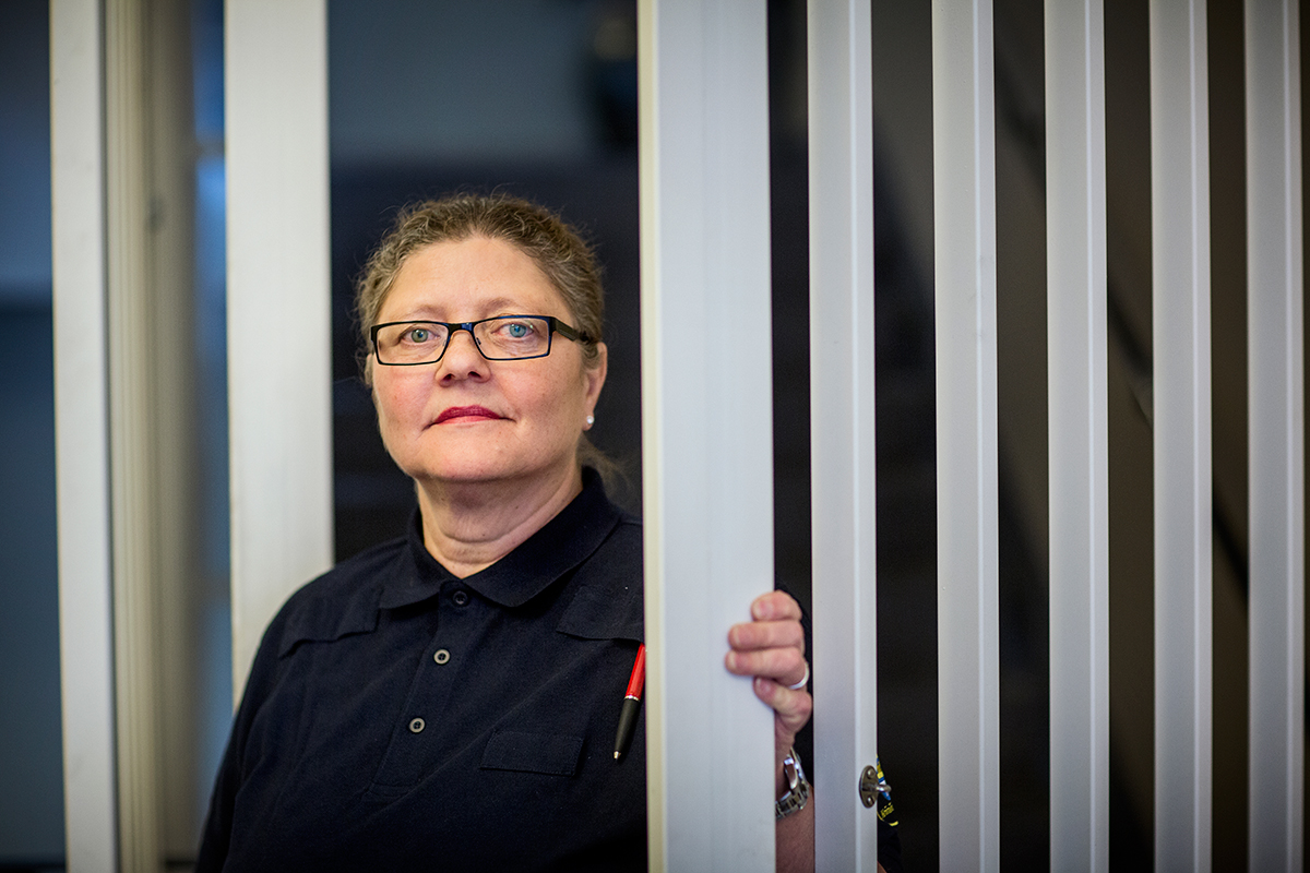 »Jag vill gärna sprida kunskap om hur det är att upptäcka ett självmord«, säger kriminalvårdaren Mia Wallinder på häktet i Huddinge. Hon har varit med om många allvarliga händelser under sina 35 år inom Kriminalvården.