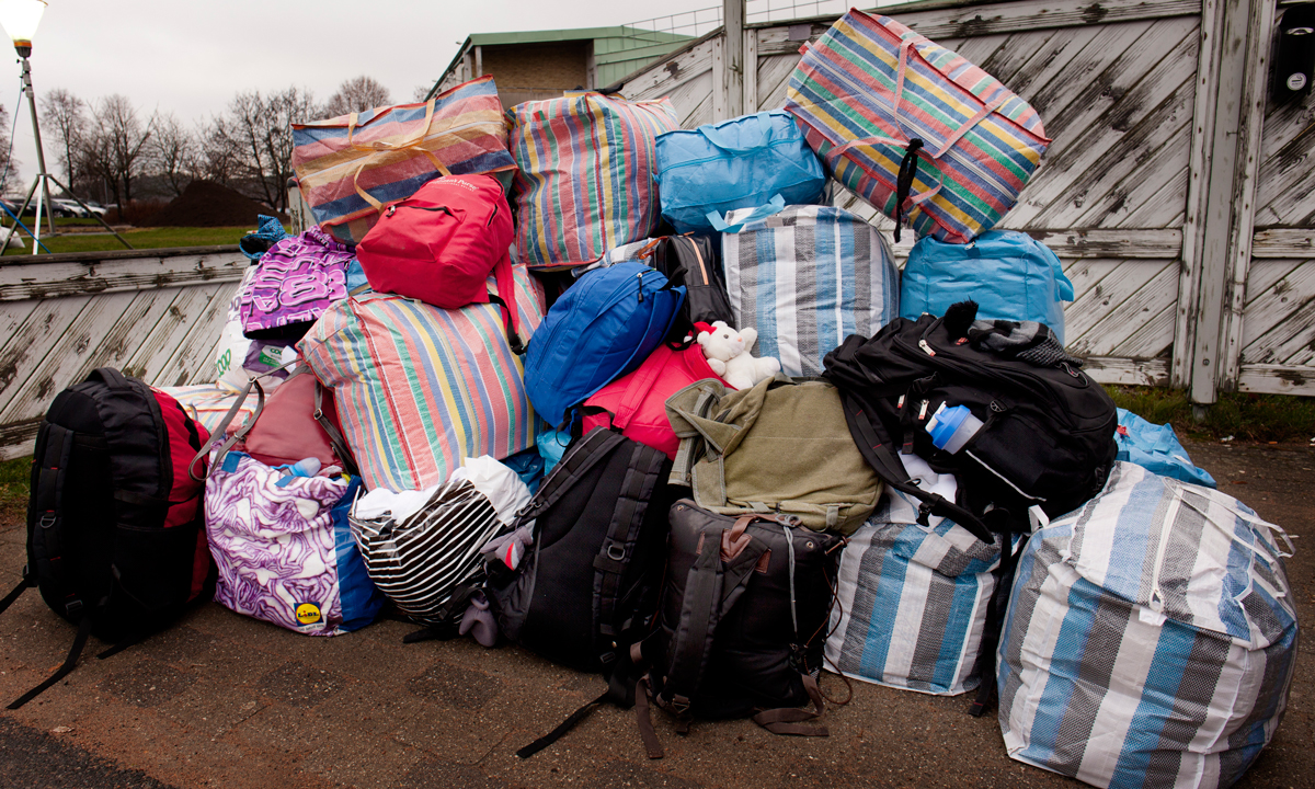 Det står väskor och bagage överallt vid Migrationsverkets ankomst­boende i Kållered.