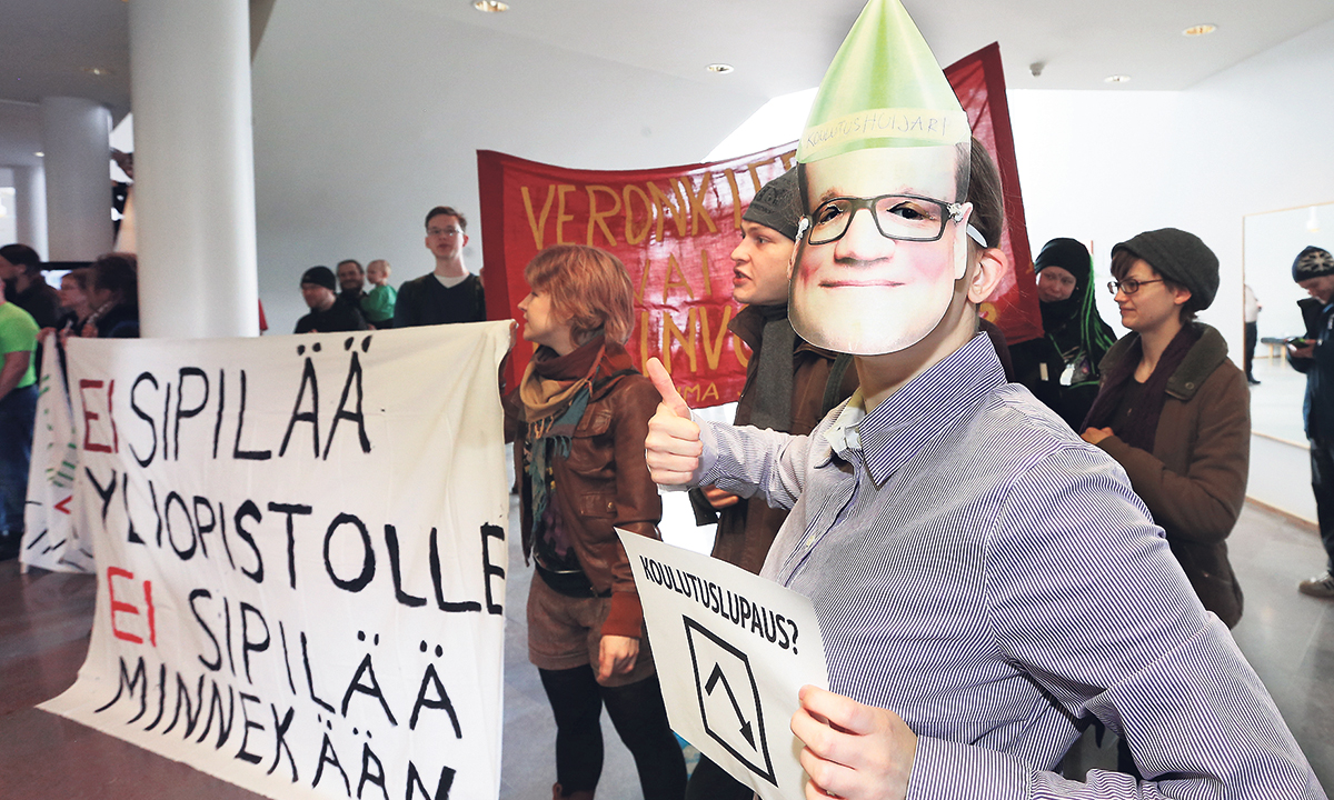 »Ingen Sipilä till universiteten, ingen Sipilä någonstans!« Stats­minister Juha Sipilä möts av protester mot nedskärningarna på högskolan när han besöker Östra Finlands universitet i Joensuu.