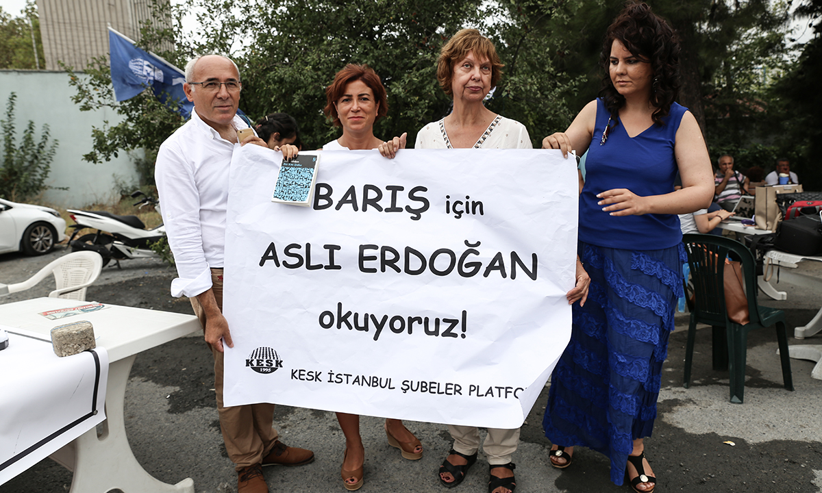 Fadime Kavak, tvåa från vänster, och andra representanter från den fackliga centralorganisationen för offentliganställda, Kesk, demonstrerar till stöd för den fängslade författaren Aslı Erdoğan utanför kvinnofängelset i Istanbul.