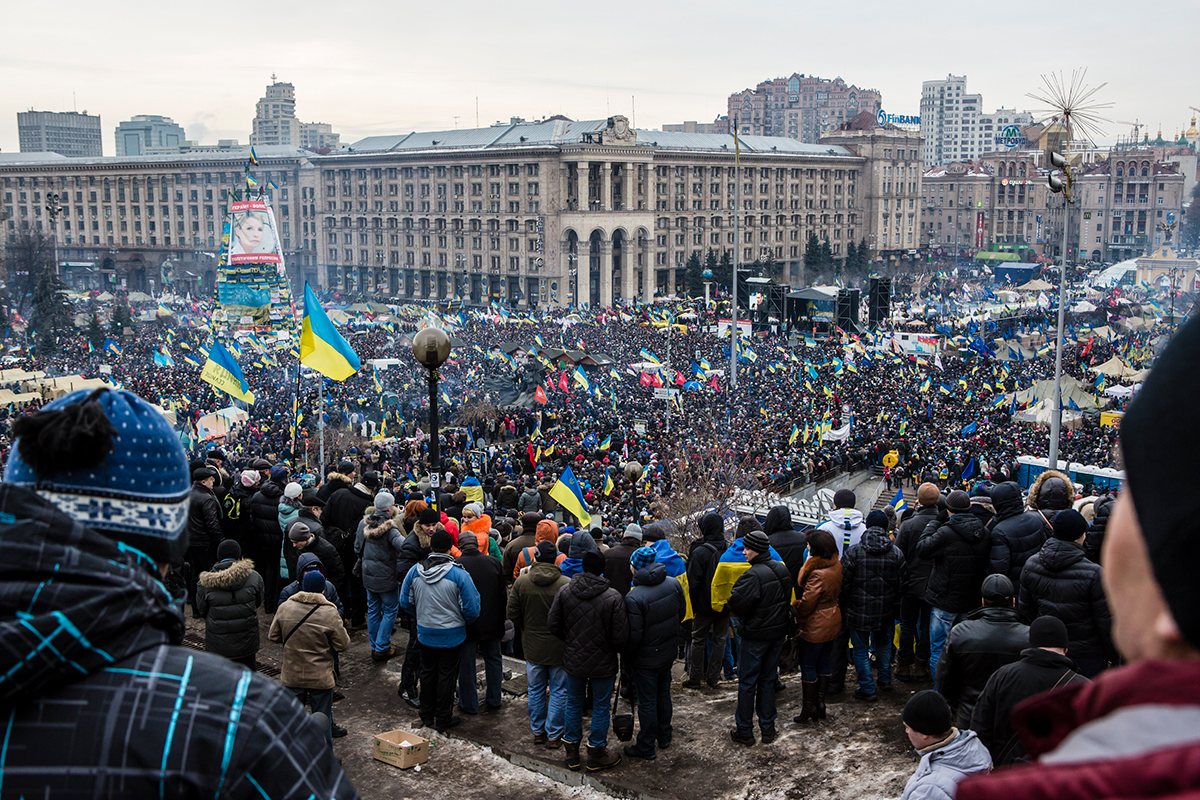 Demonstrationerna på Självständighetstorget i Kiev för tre år sedan ledde till regimskifte i Ukraina. I bakgrunden Fackföreningarnas hus som senare sattes i brand i samband med stridigheterna på torget.