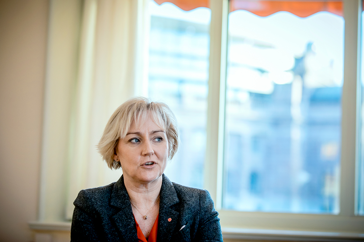 Helene Hellmark Knutsson anser att det finns fördelar med att hon inte har akademisk bakgrund. »Det blir en tydlig rollfördelning, där jag företräder samhällsintresset och inte ett sektorsintresse«, säger hon.