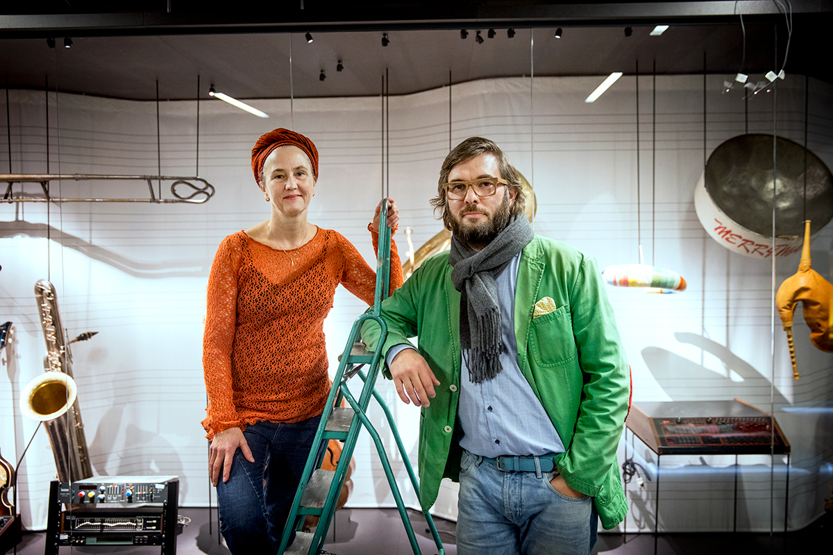 Monica Åslund Forsén, pedagogvärd, och Daniel Wetterskog, museichef, i den del av utställningen som visar musikinstrument.