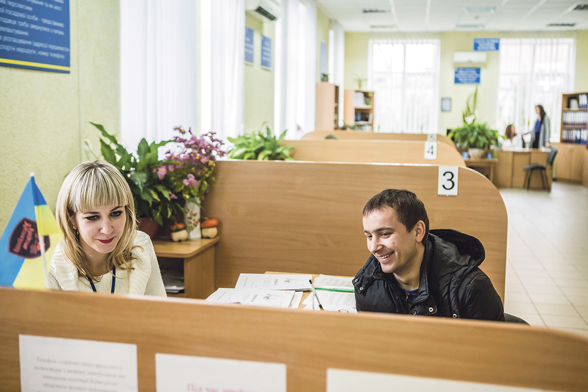 Ockupationen av Krimhalvön och konflikten i östra   Ukraina påverkar arbetsförmedlingens arbete. Internflyktingar och soldater som avslutat sitt uppdrag söker jobb. Julia Koval får ofta möta människor i svåra situationer.