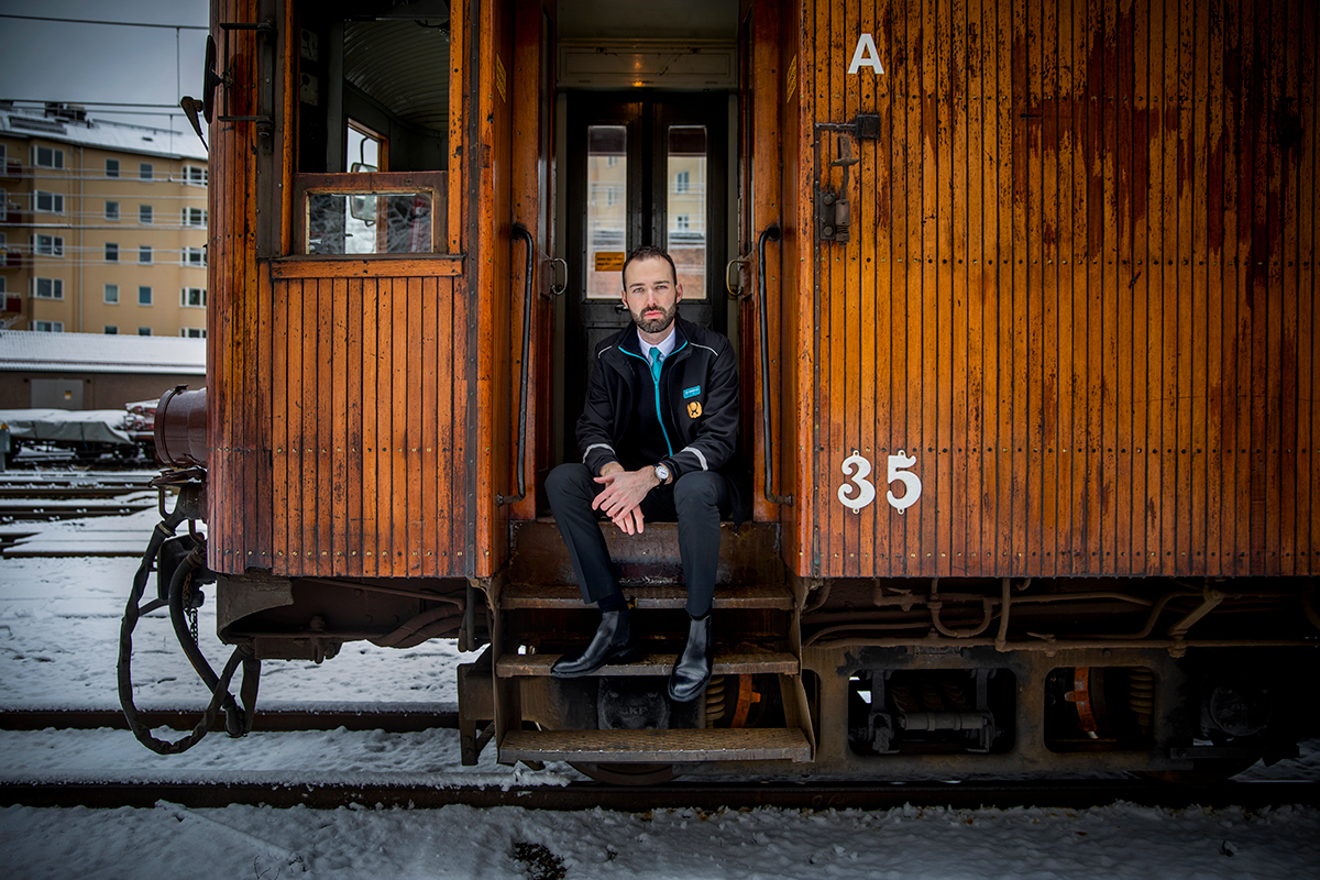Robin Högberg kör tåg på Roslagsbanan både i jobbet och på fritiden. På fritiden är det veterantåg som gäller. »Det är charmigare, som en helhets­upplevelse«, säger han.