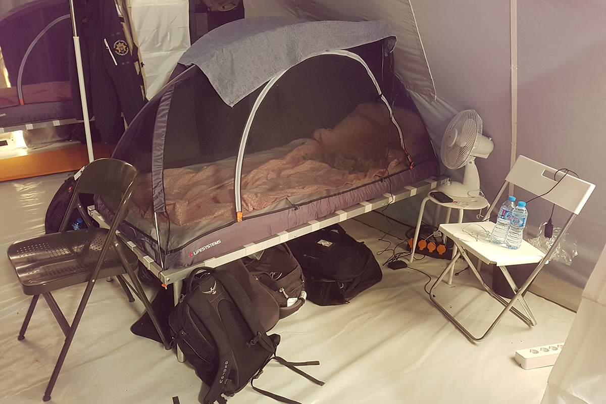 Pär Högmans sovplats i campen var enkel. Vid sängen hade han sin »runbag« färdigpackad och klar om något skulle hända. Foto: Privat.