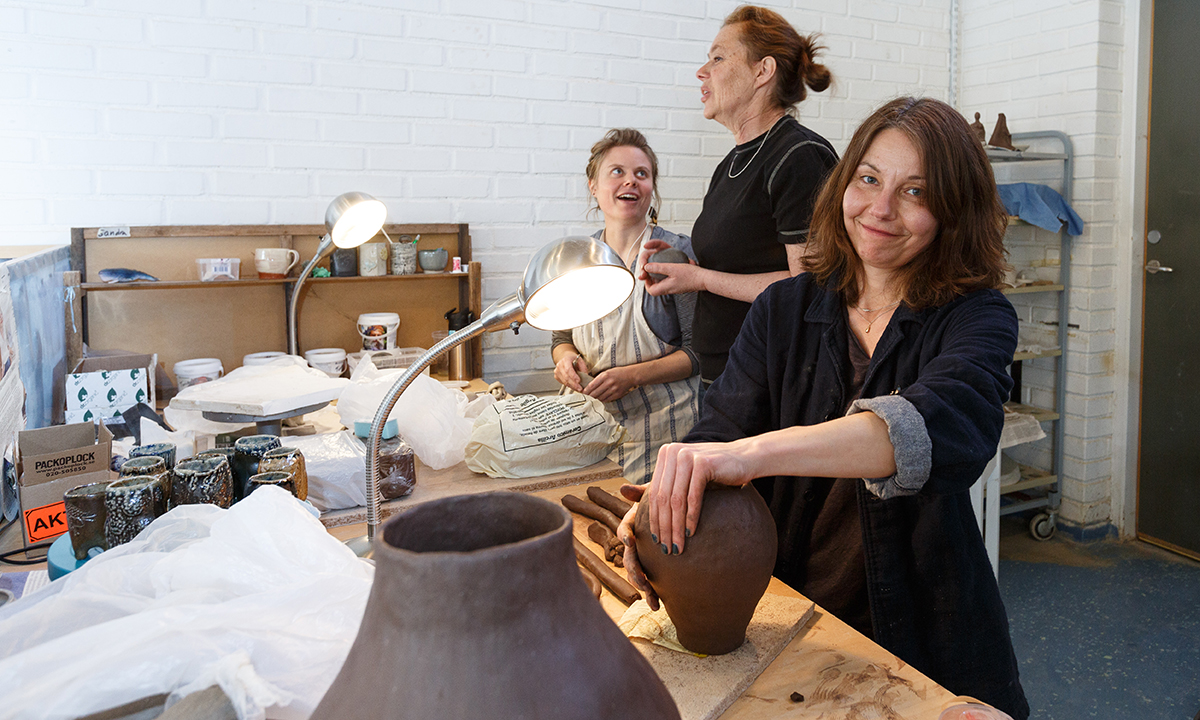Annelie Asp, närmast kameran, går första året på Vårdinge by folkhögskolas keramiklinje, medan Sandra Falkeborn, längst bort, gör sitt andra år. Läraren Åsa Jacobson håller även en veckolång sommarkurs i keramiska dekortekniker.
