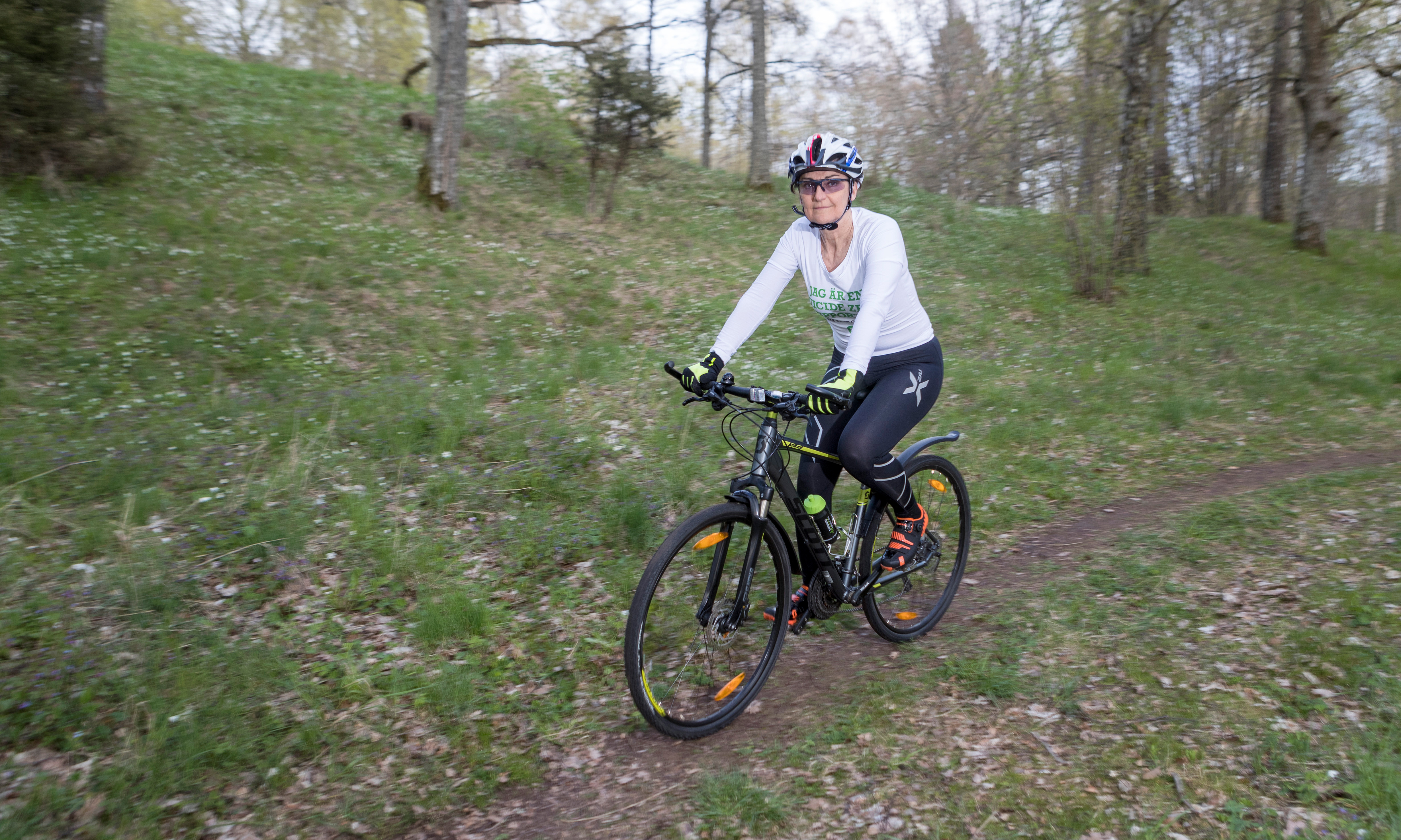 Monica Engström och hennes kompis vill bilda opinion för att motverka självmord och samla in pengar till organisationen Suicide Zero under sin 210 mil långa cykelresa genom Sverige.