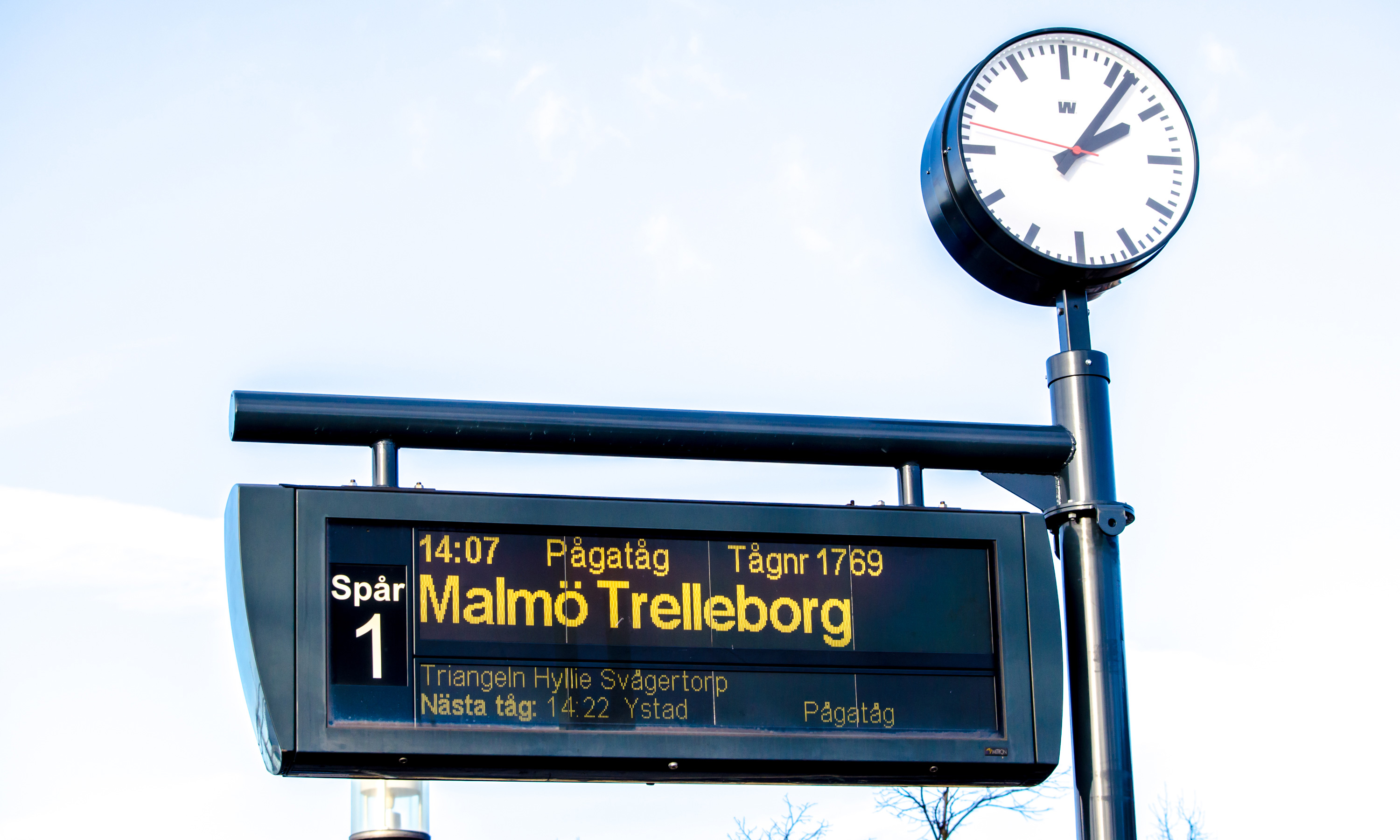Elva fastanställda på Arrivas trafikledning för Pågatågen får byta stationeringsort från Malmö till Helsingborg. De har till och med december på sig att ta ställning till om de följer med till Helsingborg eller inte.