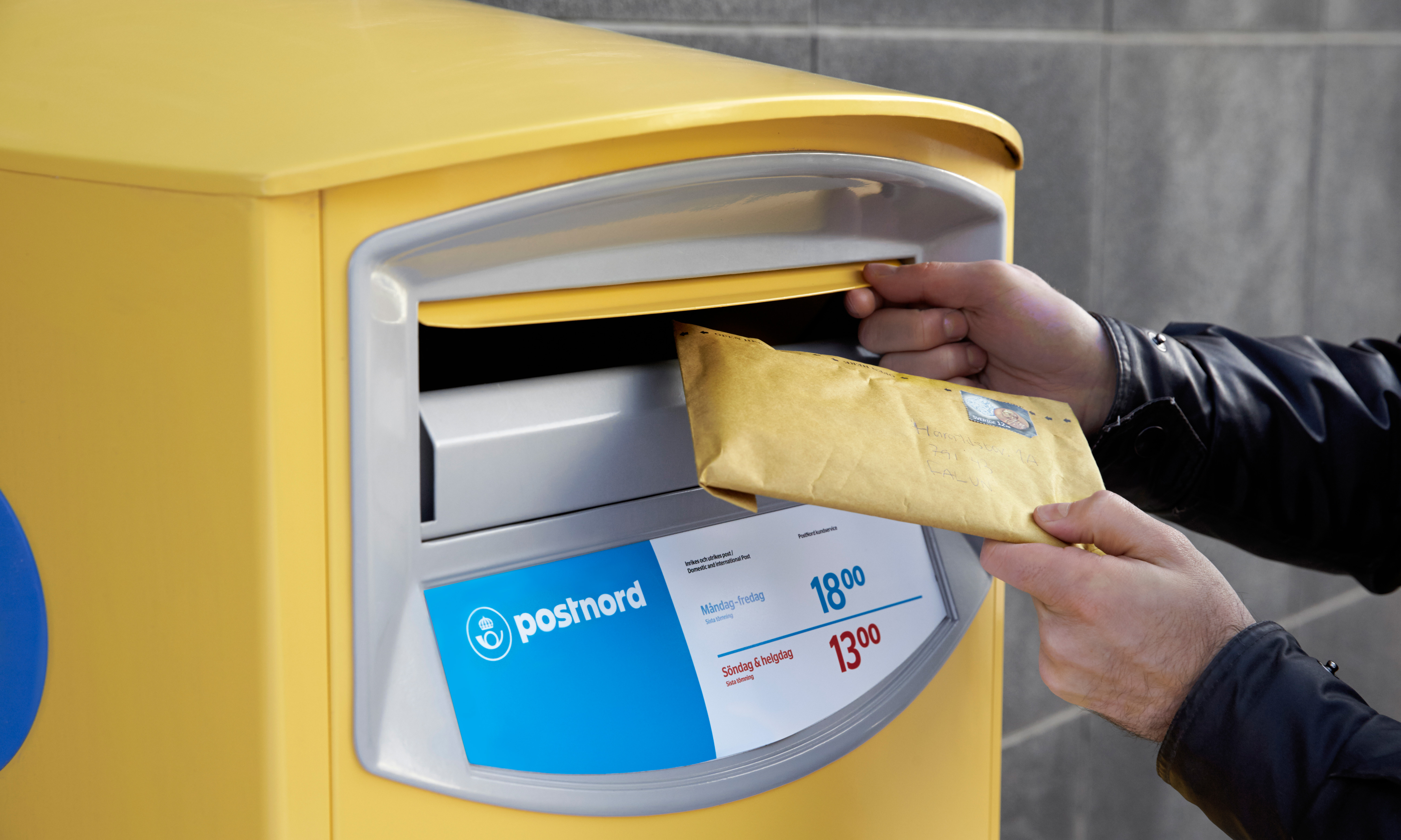 Den danska och svenska regeringen kommer att skjuta till 2,2 miljarder kronor till Postnord, varav 1,8 miljarder kommer från Danmark och 400 miljoner kronor från Sverige.