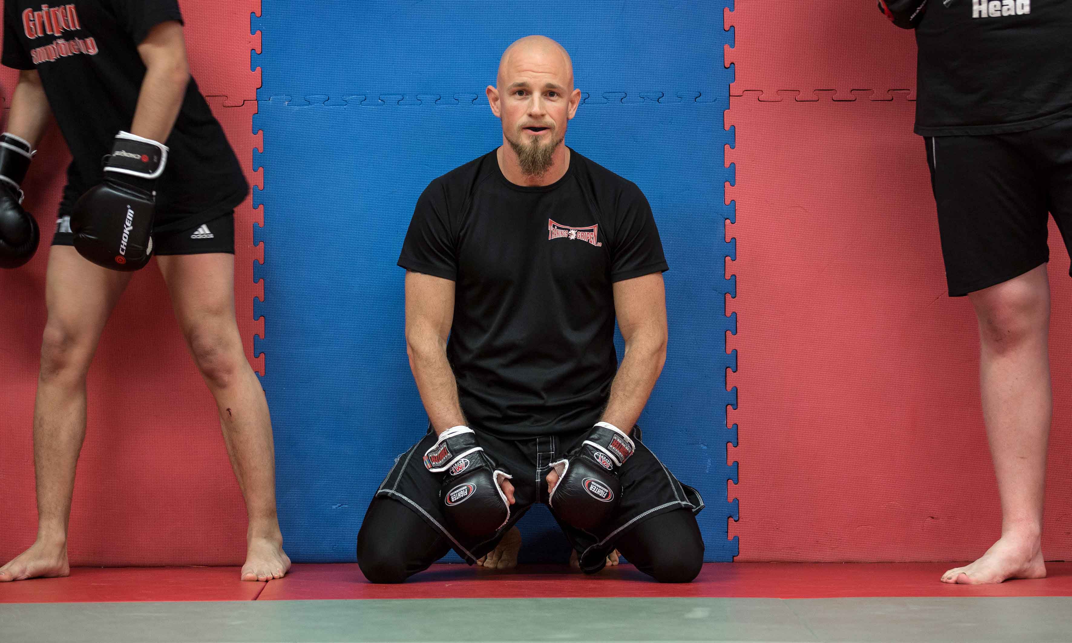 ”Jag har verkligen nytta av min hobby i jobbet”, säger Marcus Hofvander som arbetar som ordningsvakt på tingsrätten och tränar självförsvar på fritiden.