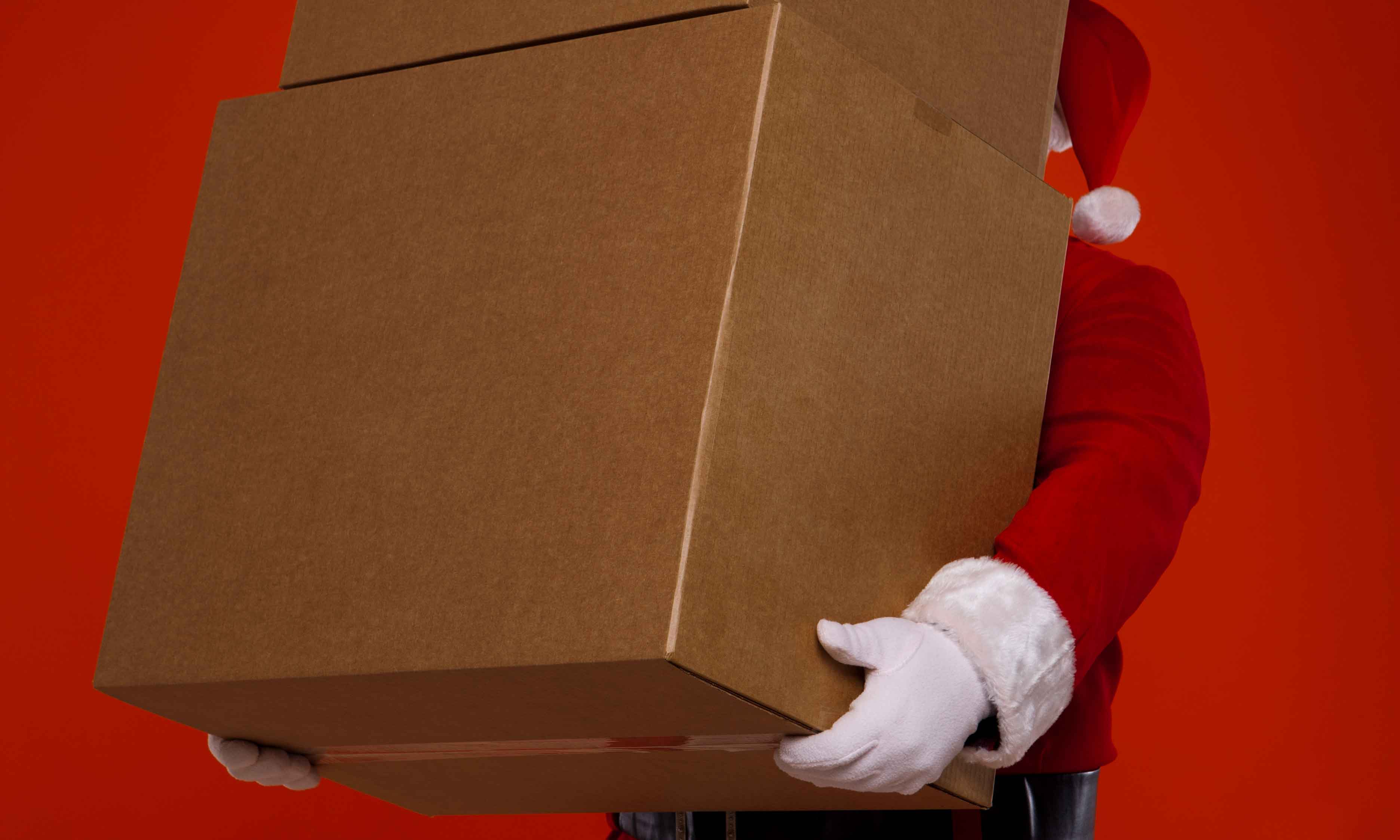 Näthandeln av julklappar förväntas öka så att var tredje julklapp köps via webben, spår Postnord. Nu anställer företaget extra för att klara julruschen.