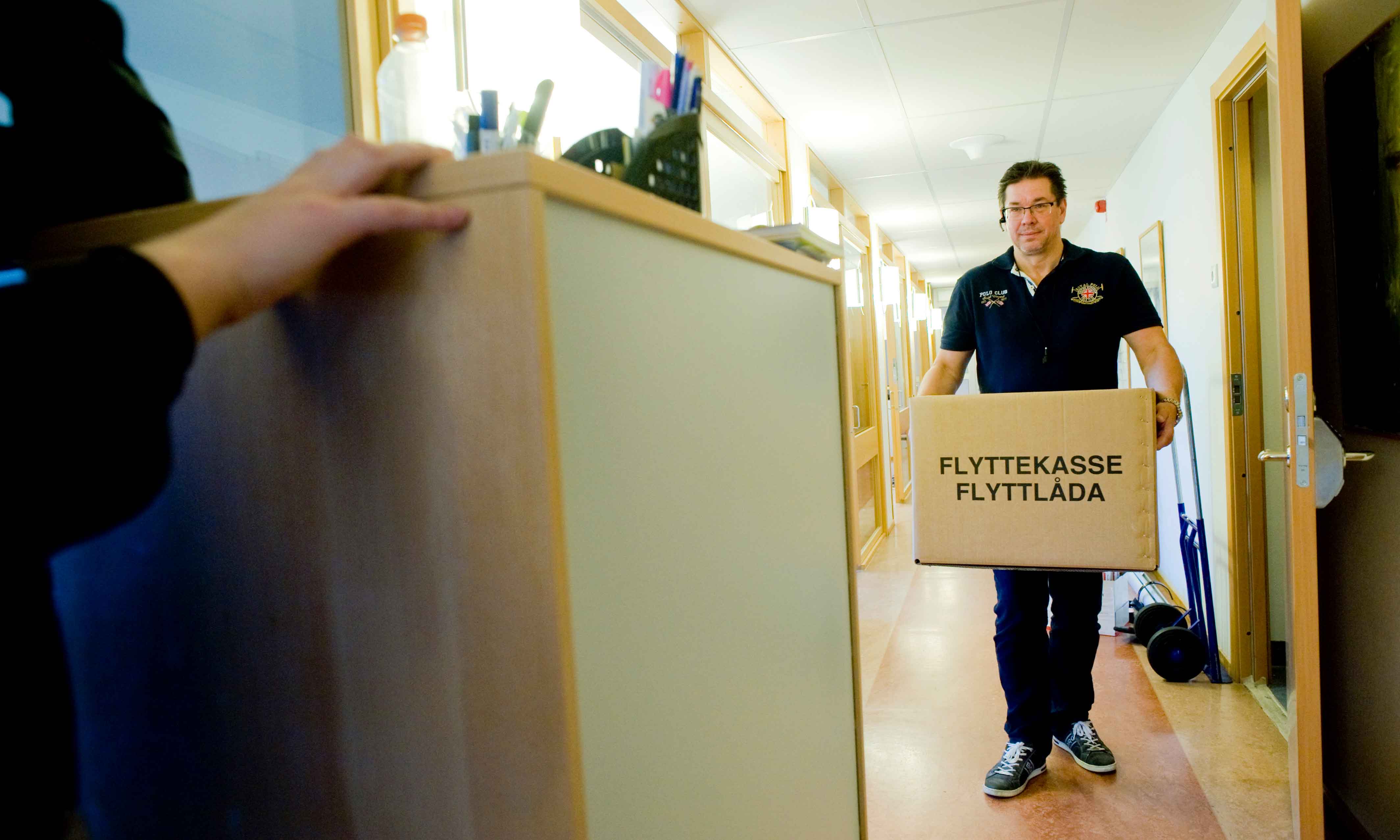 Arbetsförmedlaren Bosse Ekström bär kartonger i en av många omflyttningar.