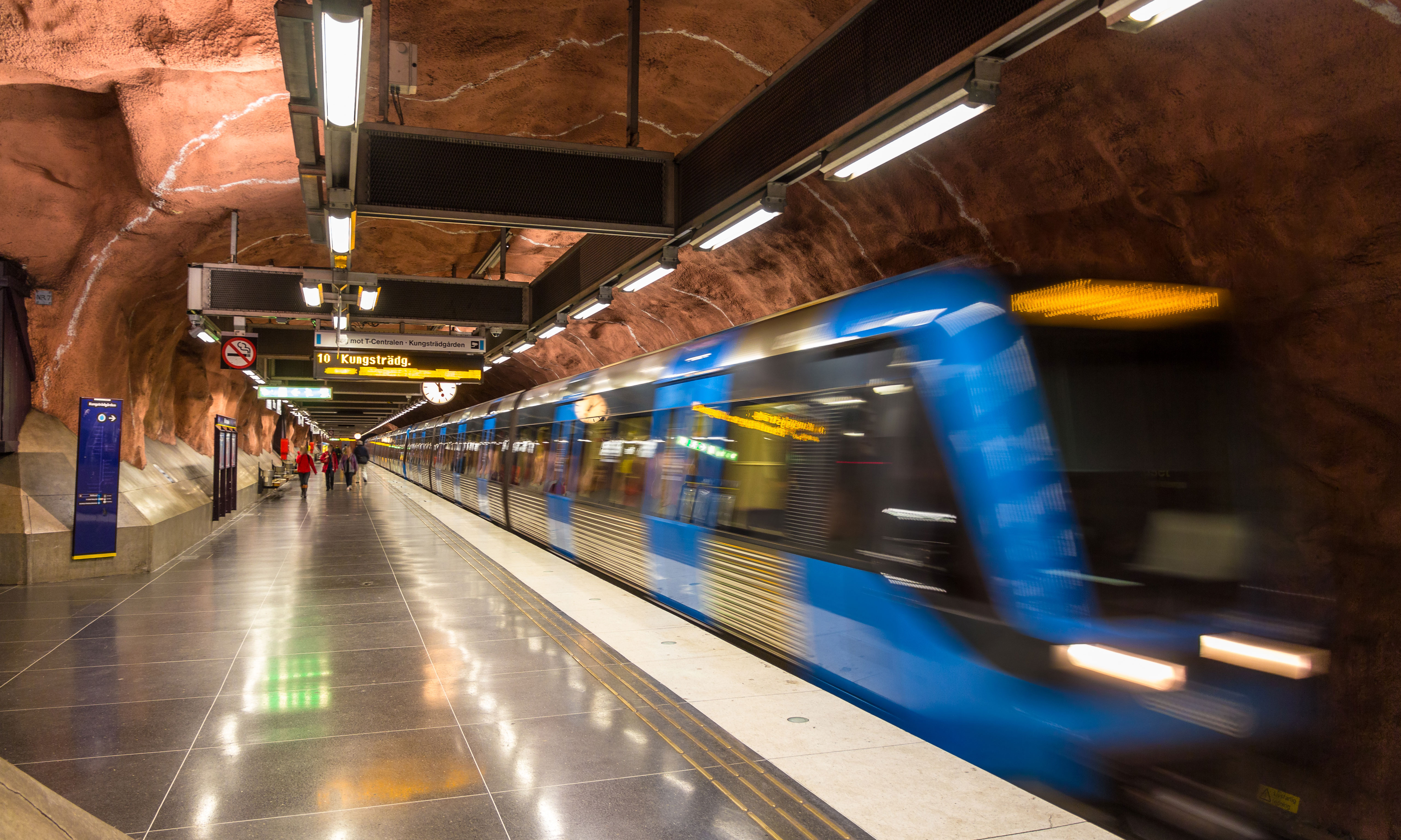 Flera av Stockholms tunnelbanestationer saknar trygghetsrum. Nu ställer Arbetsmiljöverket krav på arbetsgivaren SL ska åtgärda det.