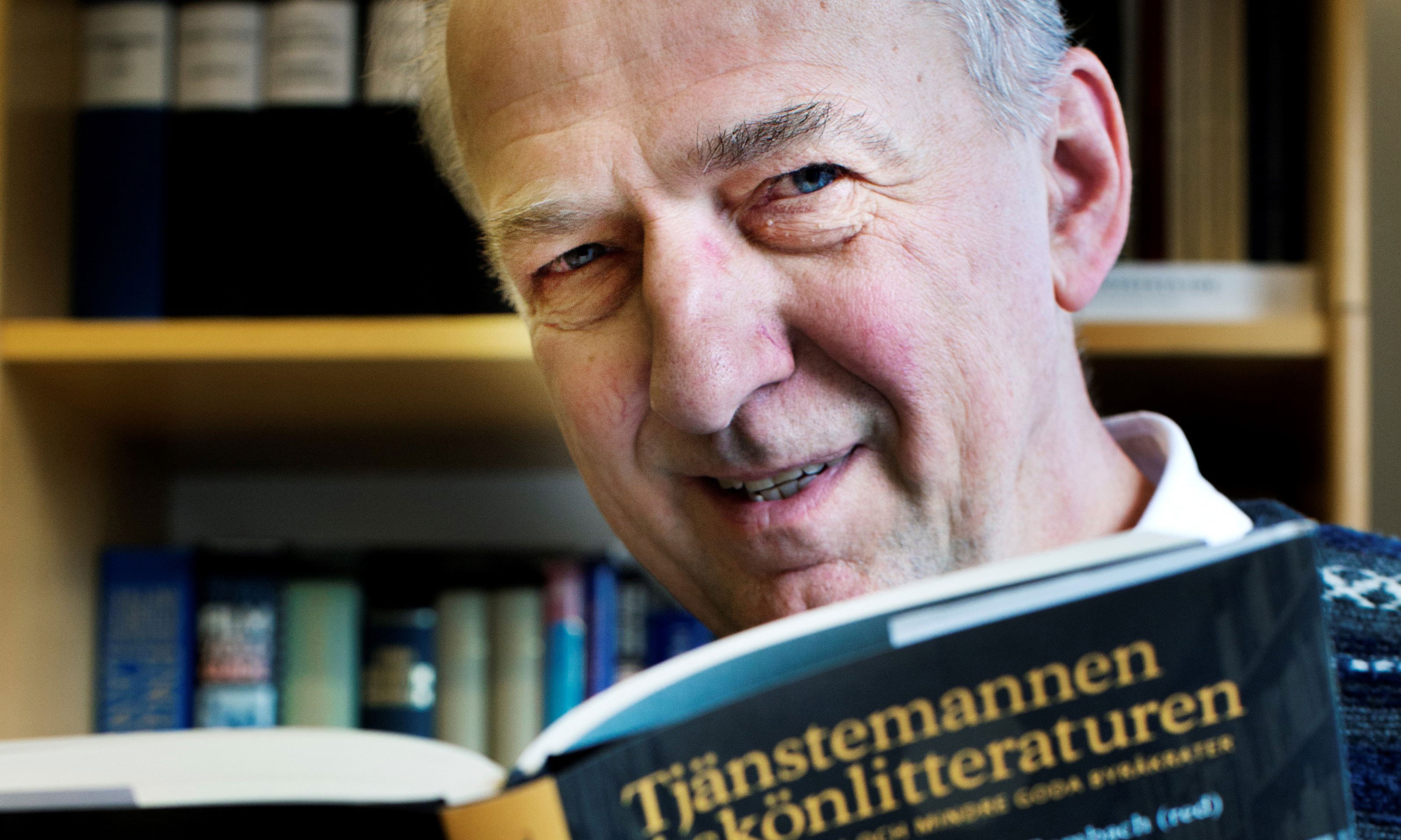 Dilemmat kring att göra rätt och att göra rätt sak återkommer i boken, konstaterar Björn Rombach. »Tjänstemannen ska behandla alla lika och rättvist. Det finns något vackert med det!«, säger han.