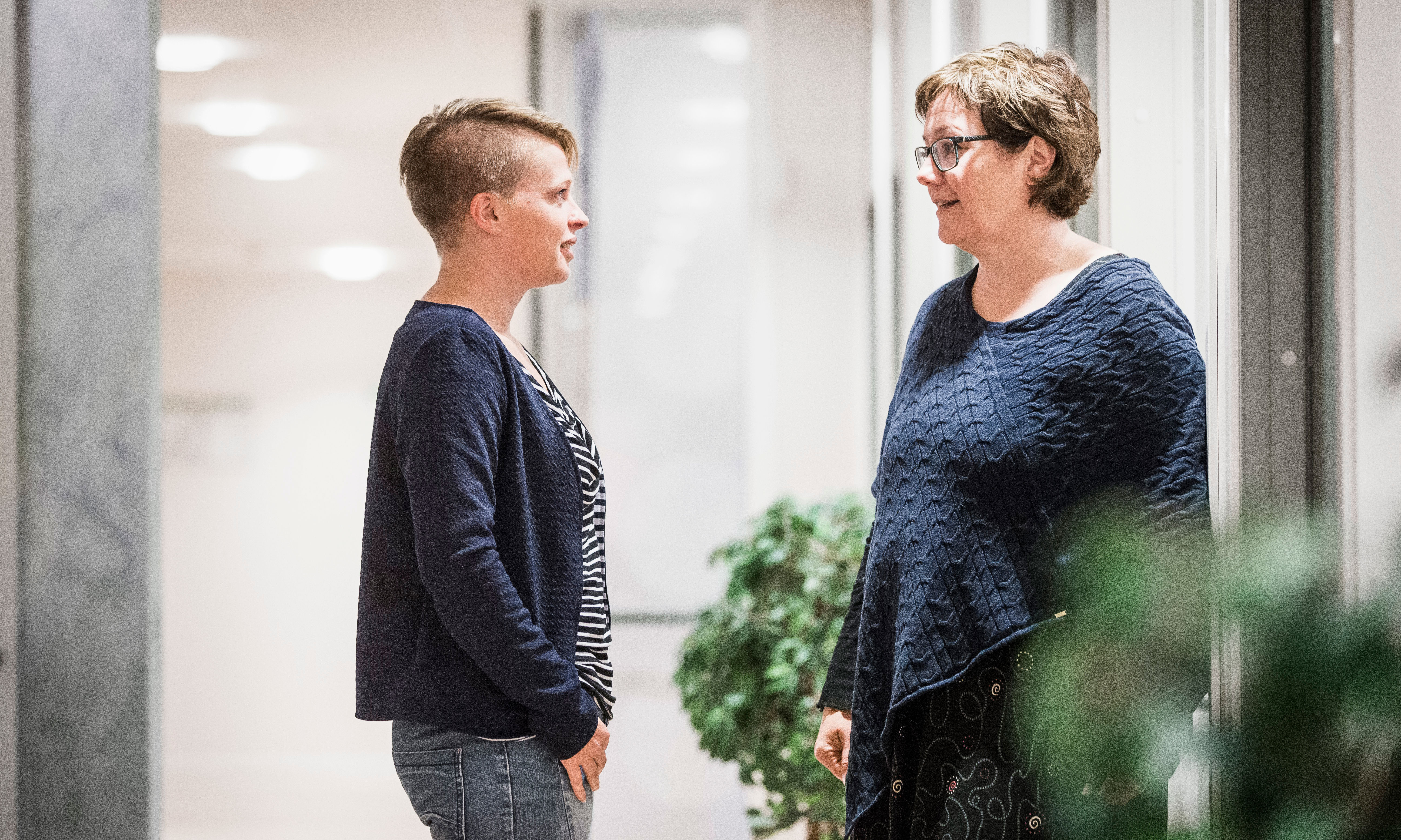 Madelene Deinoff och Marie-Louise Liljeberg tror knappast att generaldirektörens besök kommer att påverka arbetsplatskulturen på Försäkringskassan i Karlskoga. ”Men däremot är det jätteviktigt för oss att se henne hitta hit”, säger Marie-Louise Liljeberg.