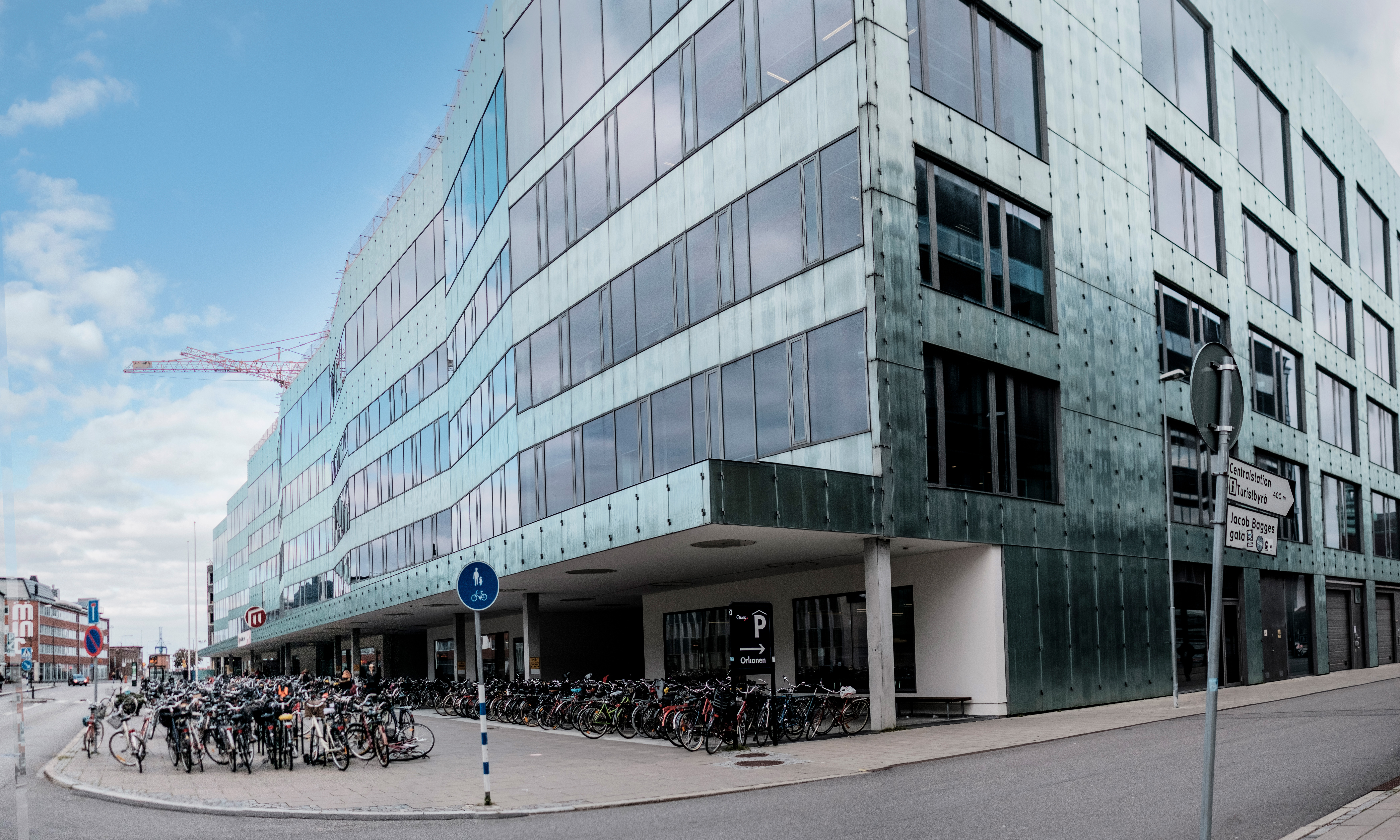 Malmö Universitet håller stängt under dagen på grund av ett hot som kommit på mejl. I samråd med Polisen har ledningen valt att inte kommentera hotbilden. På bilden syns universitetets fakultet för lärande och samhälle.