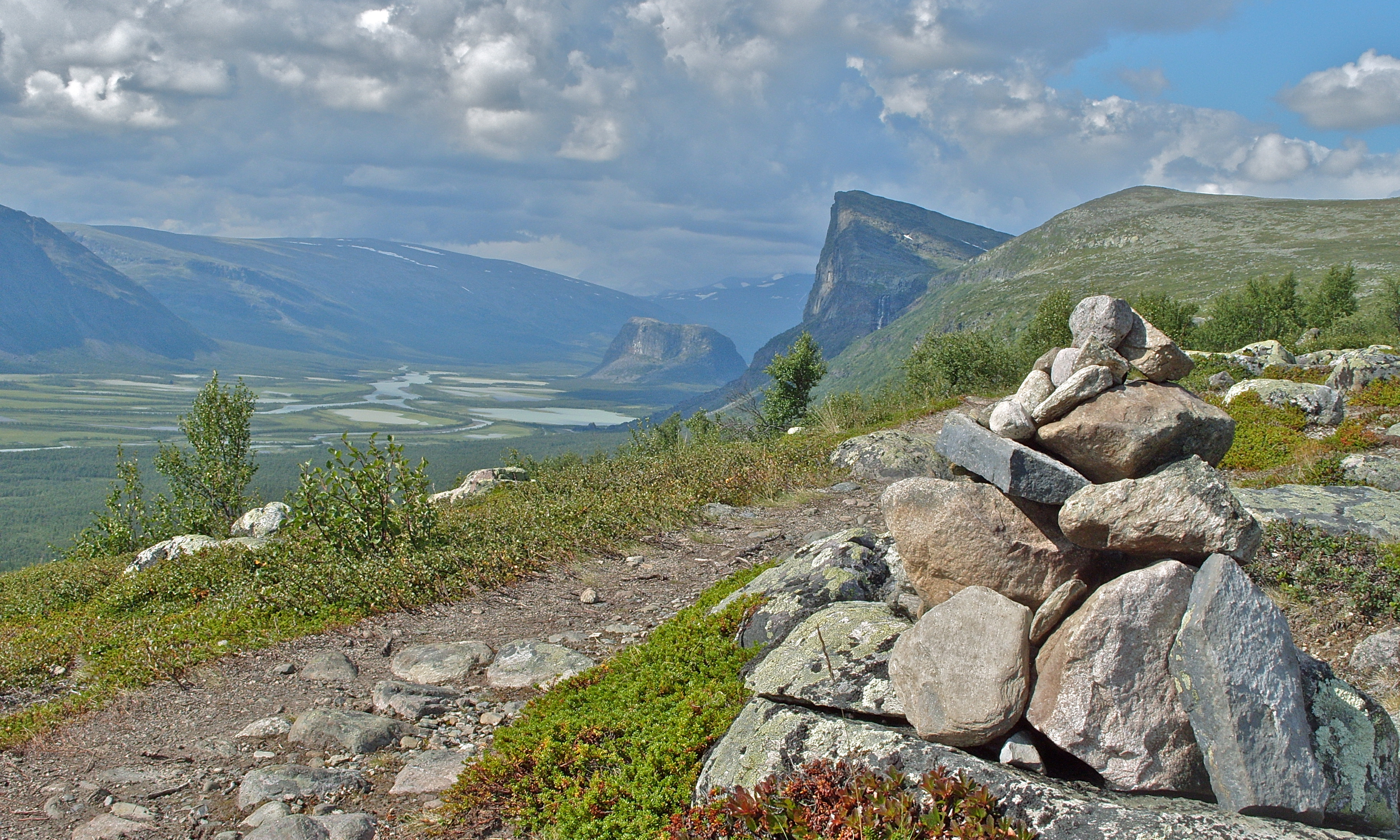 Det saknas folk som kan jobba med att sköta skog, naturreservat, vandringsleder och friluftsområden. Nu vill regeringen fylla tomrummen med nyanlända och långtidsarbetslösa.