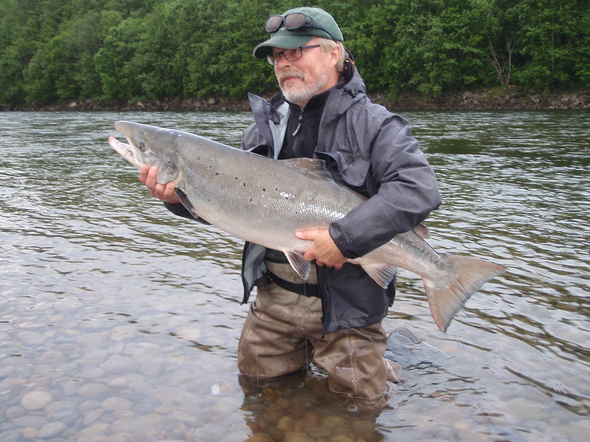 Per Larsson med sin norska rekordlax på 15,1 kilo. »Det är en sådan fisk man väntar på hela livet«, säger han.