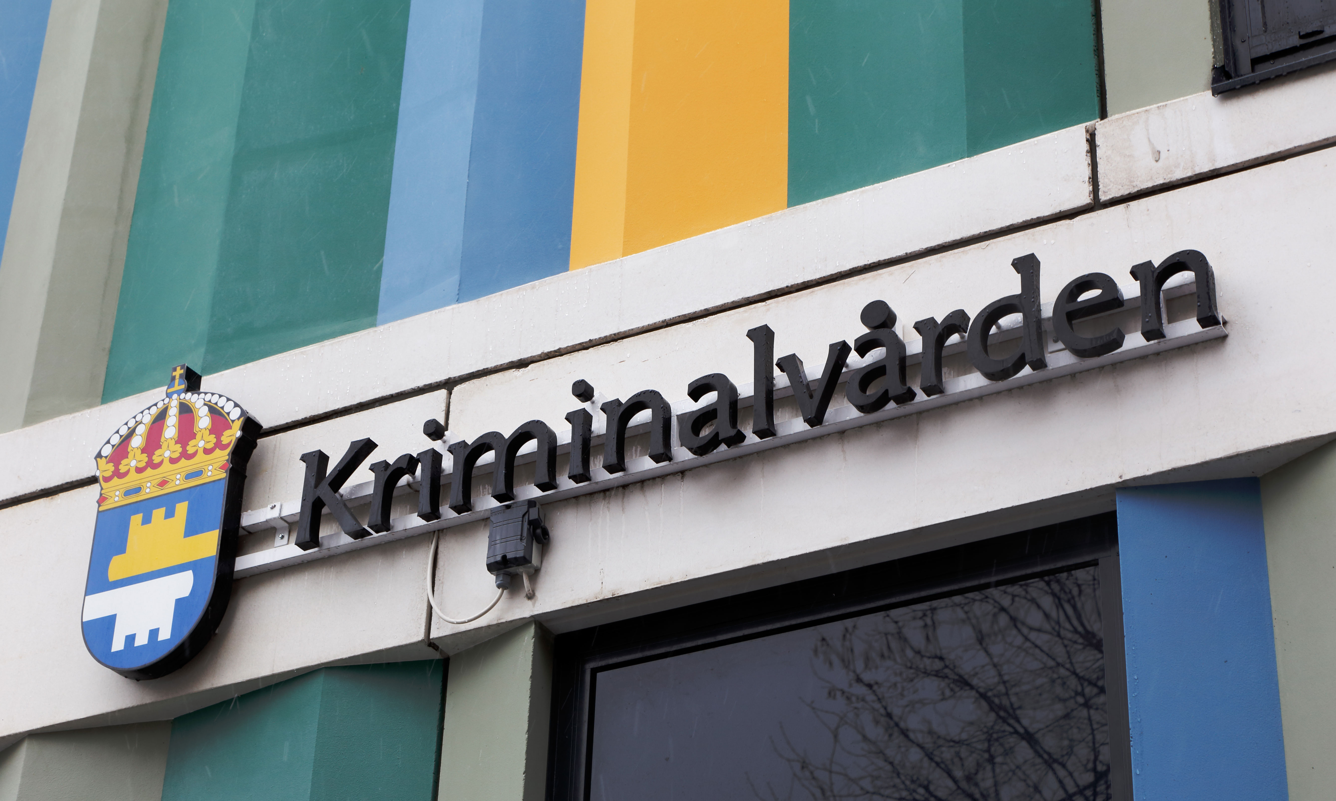 Uppgiftslämnare hade meddelat att hen också hade vänt sig till en lokaltidning med samma information, vilket fick ST att anmäla arbetsgivaren Kriminalvården till Justitiekanslern, JK, för brott mot efterforskningsförbudet.