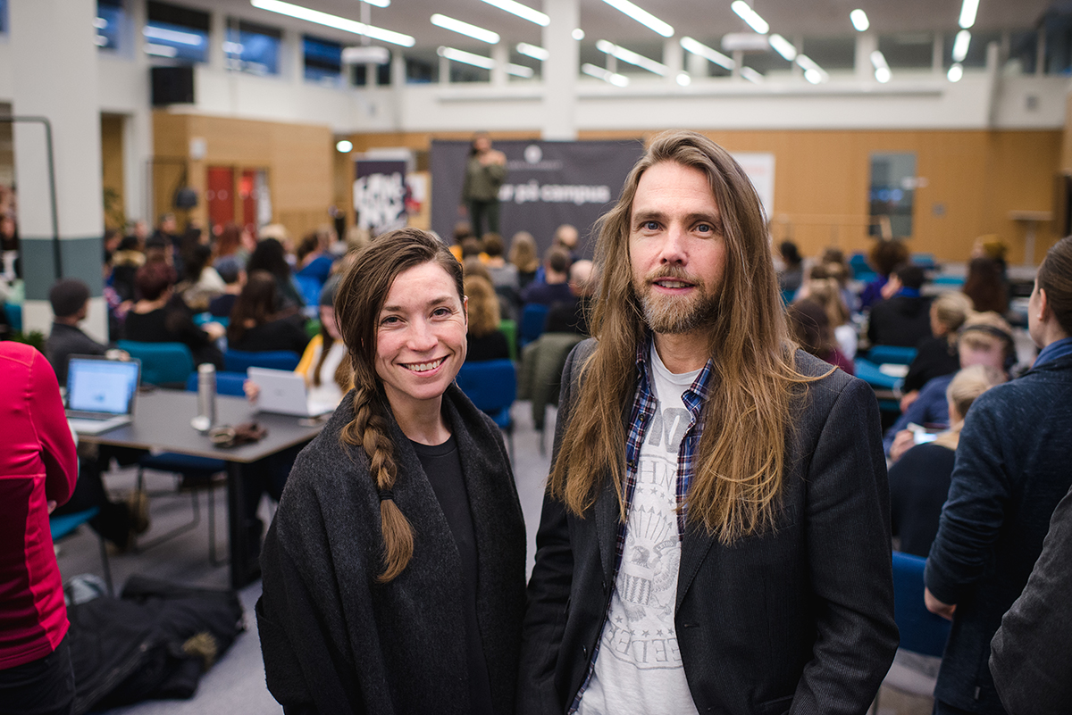 Doktoranden Moa Sandström och projektledaren för Kultur på campus, Jonas Ericson, på plats vid vid Melody Farshins uppträdande på universitetet. »Vi har två ledstjärnor: bredd och kvalitet«, säger Jonas Ericson.