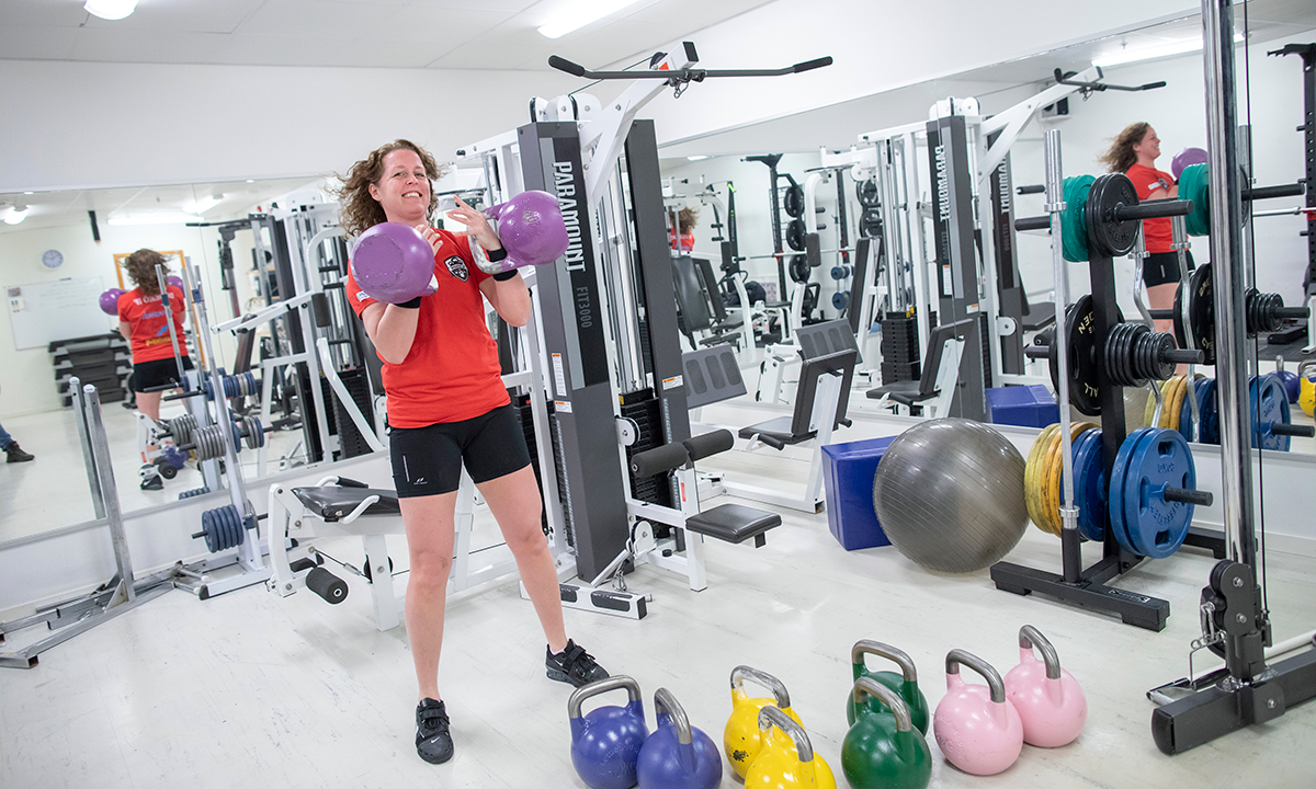 Kettlebellkloten kan väga upp till 32 kilo. »Det blir väldigt mycket mjölksyra«, säger Anna Berglind.