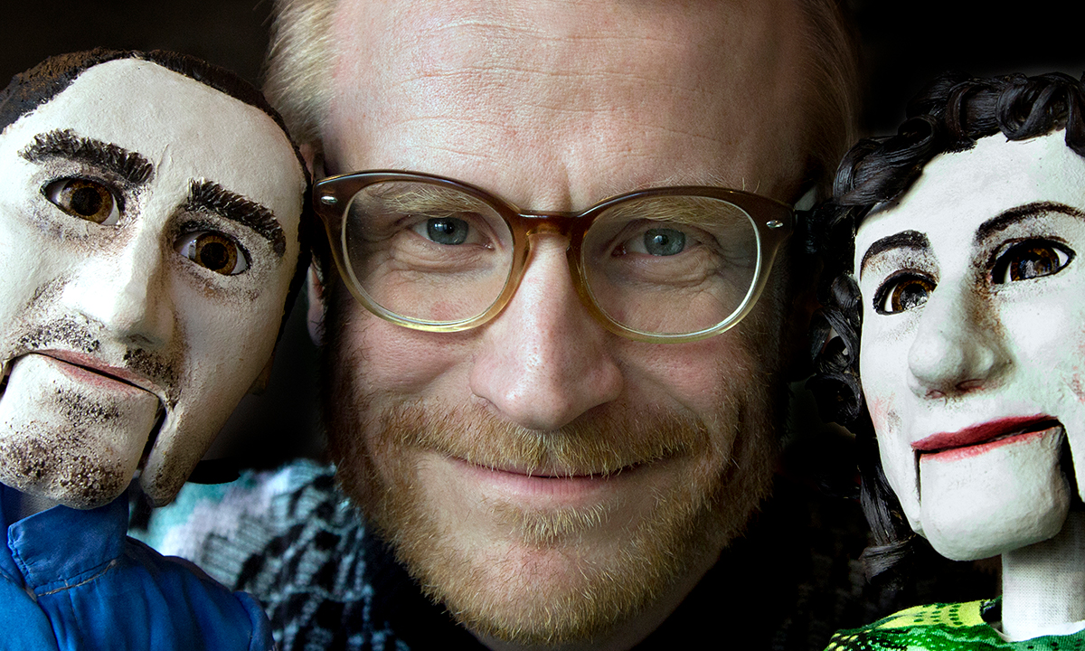 Erik Holmström visar upp två av dockorna i föreställningen. »Jag tycker att man börjar titta på sig själv på ett annat sätt genom dockorna«, säger han.