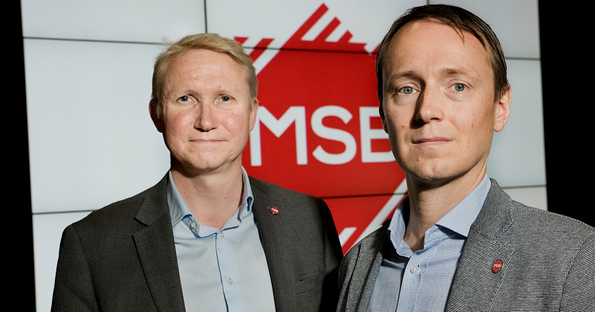 Mikael Tofvesson och Dominik Swiecicki på MSB arbetar för att skydda valet i september från påverkansoperationer från främmande makt.