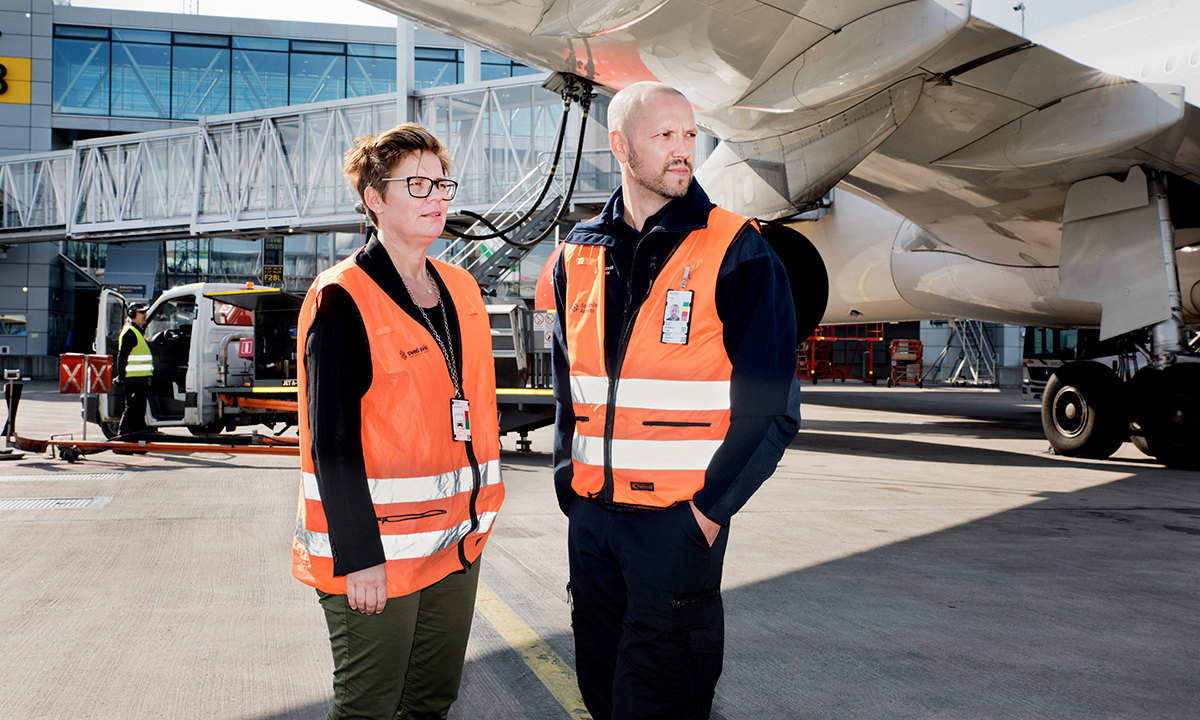 Safety talks och safety walks är centrala begrepp i säkerhetsarbetet på Cecilia Henrikssons och Daniel Ozolins arbetsplats på Swedavia. »Ingen ska vara ensam i en jobbig arbetssituation, vi roterar och backar upp«, säger Daniel Ozolins.