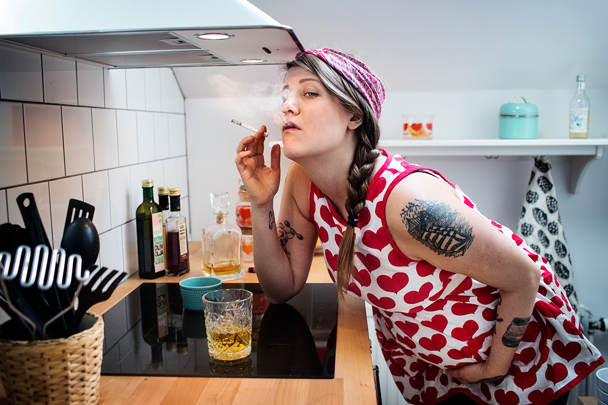 Emma Knyckare har blivit utsedd till »Årets humormama« av tidningen Mama och har skrivit en bok om mammarollen. Nu fortsätter hon att driva med mammarollen i ståuppshowen Årets Mama, som har premiär i oktober i Göteborg.